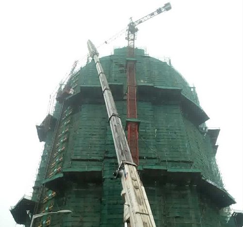 堆龙德庆吊车在工地上作业